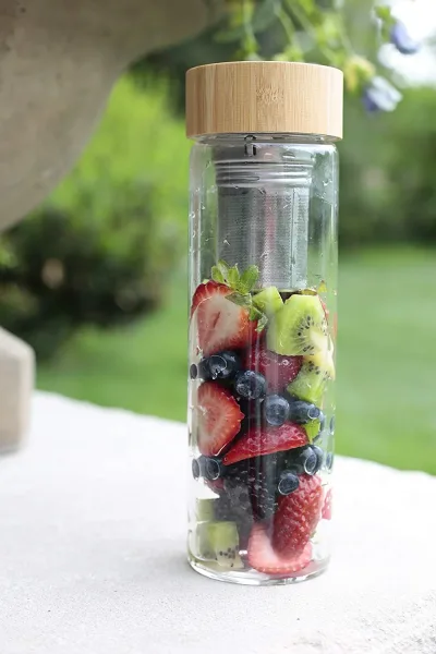 ORIGIN Fruit and Tea Infuser Borosilicate Glass Water Bottle with Neoprene Sleeve and Bamboo Lid, Double Mesh Filter, Travel Tumbler 20oz
